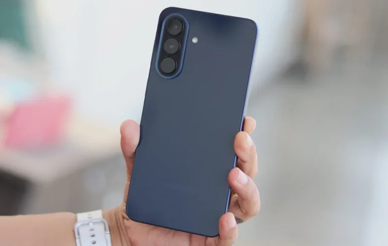 Gallery - The image is high resolution, sharp, and excellently lit. The product (a smartphone) is clearly the 