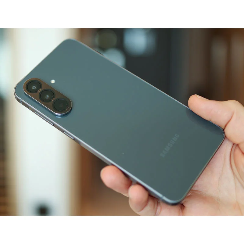 Gallery - The image is sharp and well-lit, clearly focusing on the product in a natural setting (held in a han